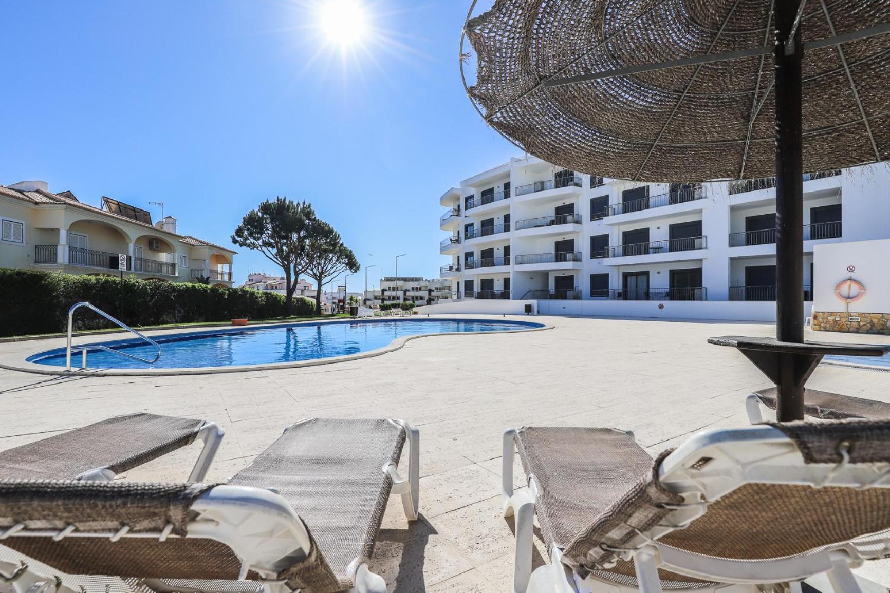 Апартаменты Charming Flat 10 Min Walk To Beach Албуфейра Экстерьер фото