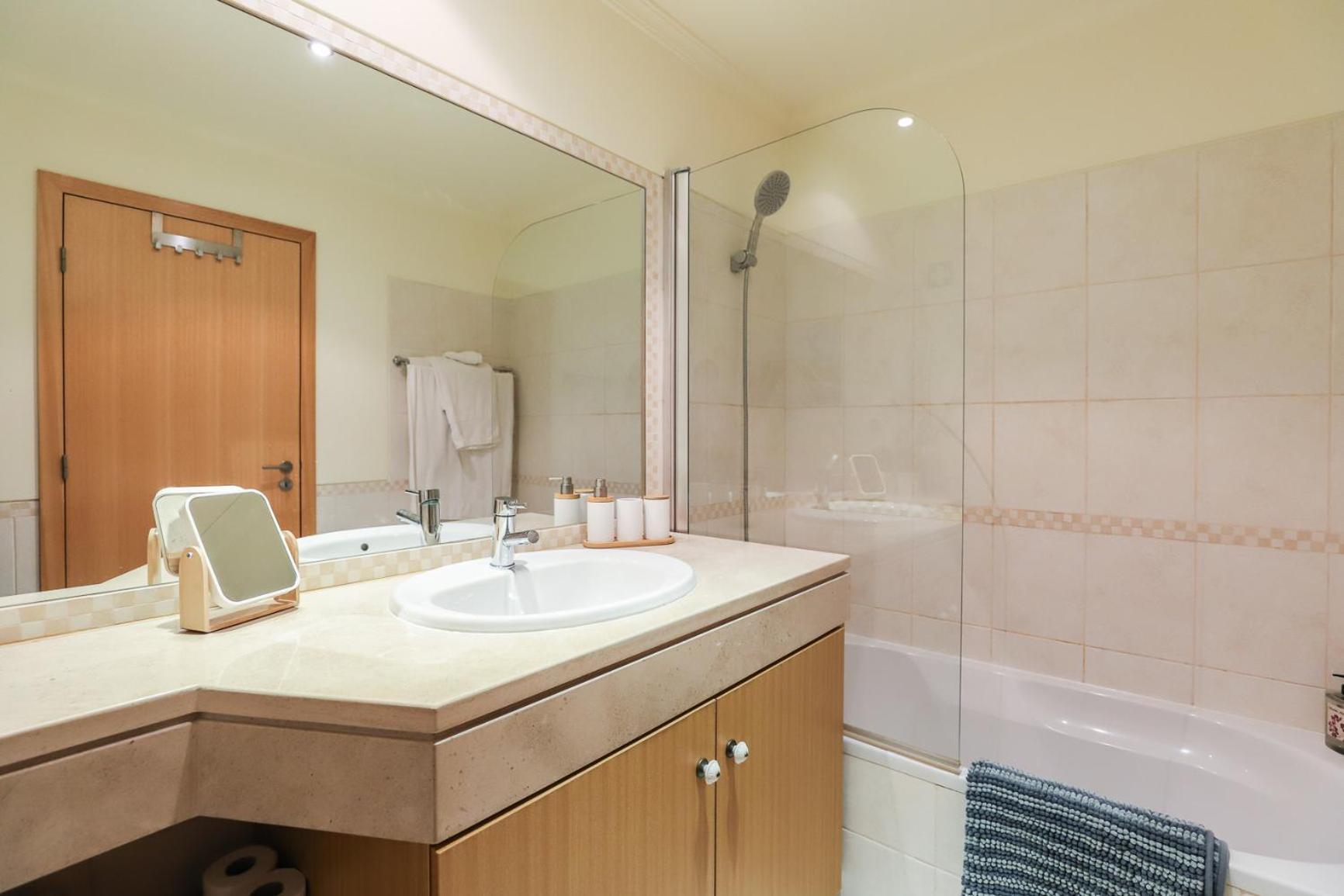 Апартаменты Charming Flat 10 Min Walk To Beach Албуфейра Экстерьер фото